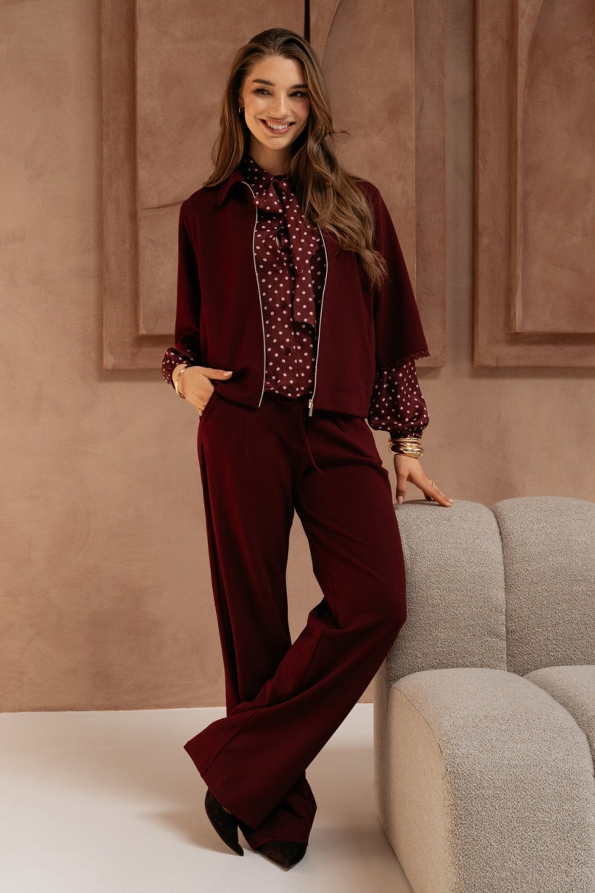 Lichte burgundy jas van &Co woman, model Ginni, met mooie details en comfortabele pasvorm, zichtbaar op de afbeelding.