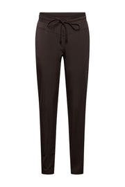 Donkere chocolade reisbroek Penny van &Co woman, strak passend met comfortabele pasvorm en modieuze details.