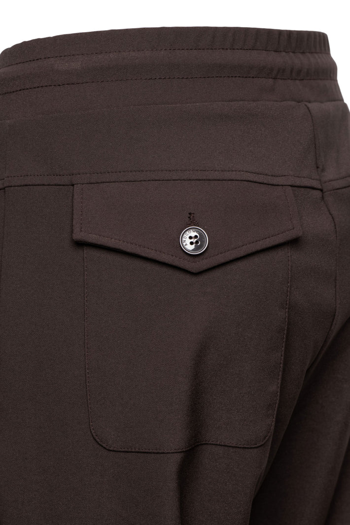 Donkere chocolade Penny Heavy Travel Broek van &Co Woman, stijlvol en comfortabel, met een losse pasvorm en stevige stof.