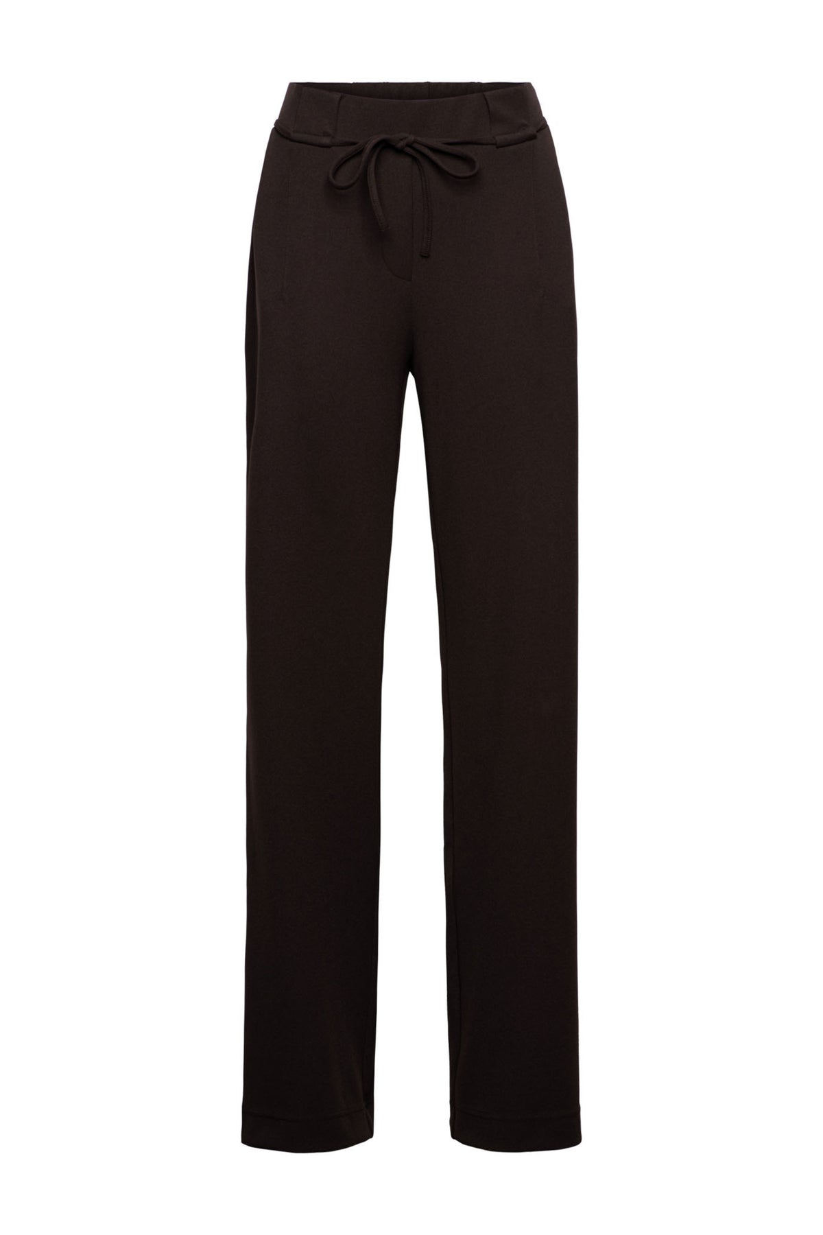 Donkerbruine broek Grace van &Co woman, stijlvolle pasvorm, getoond in een modieuze outfit, geschikt voor casual en zakelijke gelegenheden.