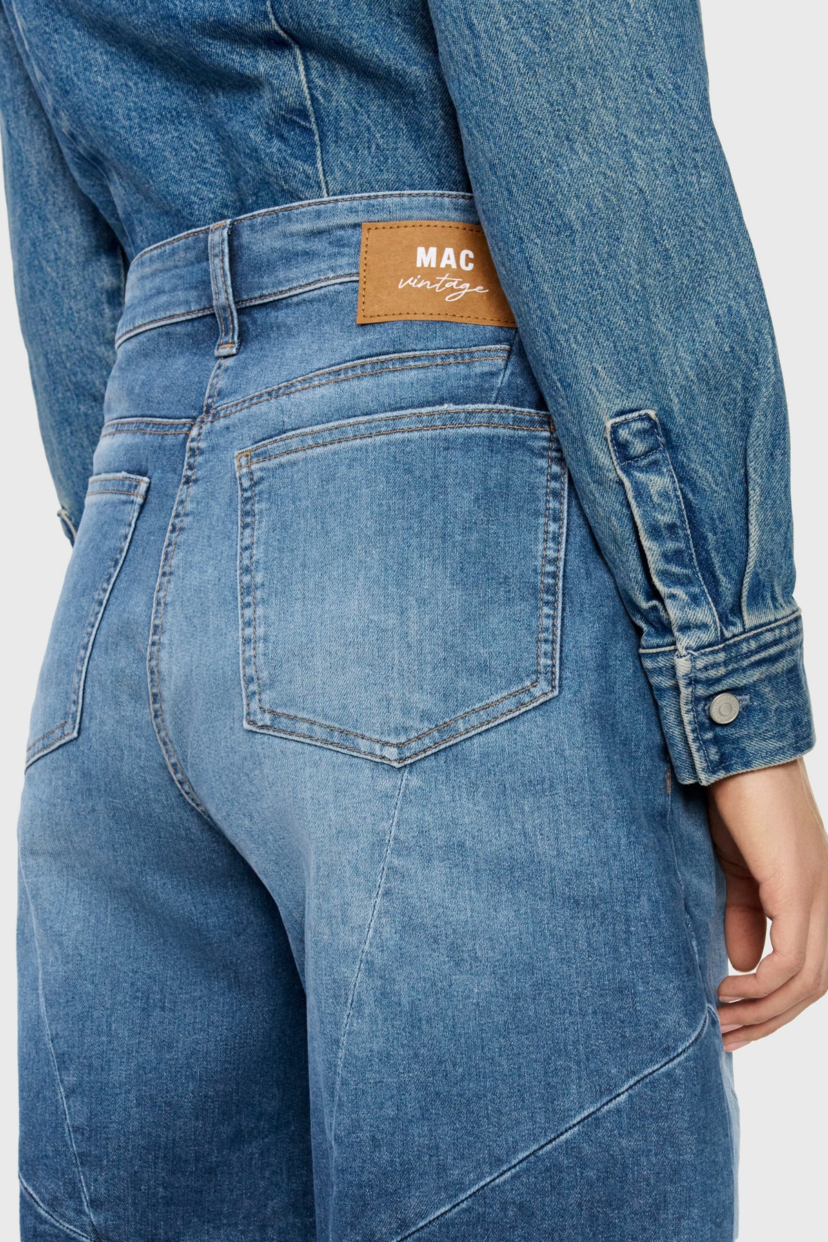 Blauwe gebruikte MAC Jeans Dakota Fashion jeans met L30 pasvorm, zichtbaar met stijlvolle details en denim textuur.