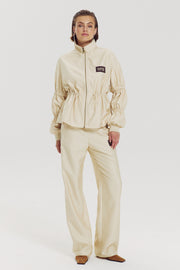 Harper & Yve Hana Almond Oil broek, lichtgewicht en comfortabel, met een elegante pasvorm en natuurlijke uitstraling.