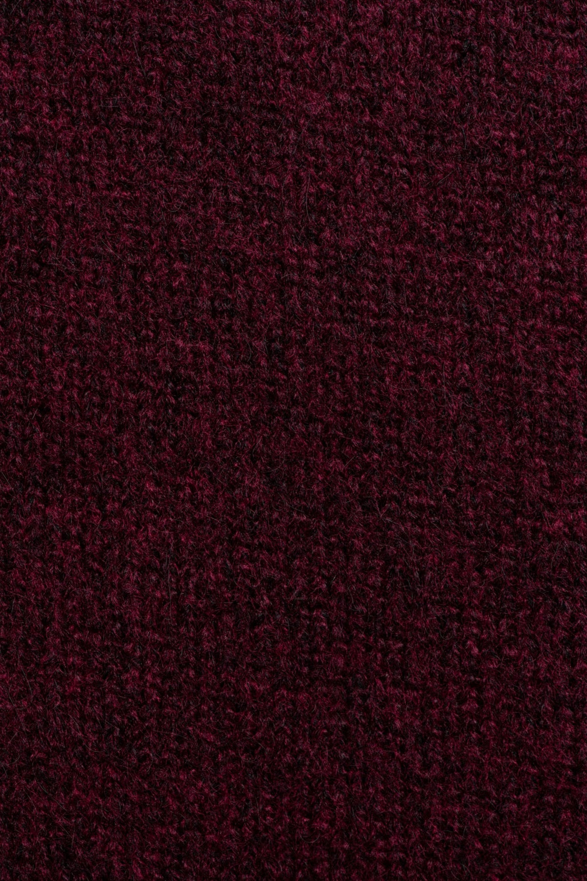 Brede burgundy sjaal van &Co woman, zacht en comfortabel, met een elegante uitstraling, gedragen door een model.