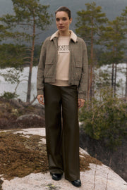 Diepe groene Chelsea broek van Lady Day met comfortabele pasvorm en elastische taille, zichtbaar op de afbeelding.