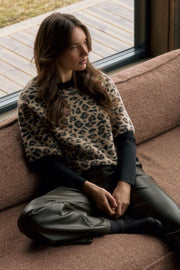 Lichtblauwe Lady Day Top Lucia in meerdere kleuren, casual stijl met ronde hals en lange mouwen, close-up van het ontwerp.