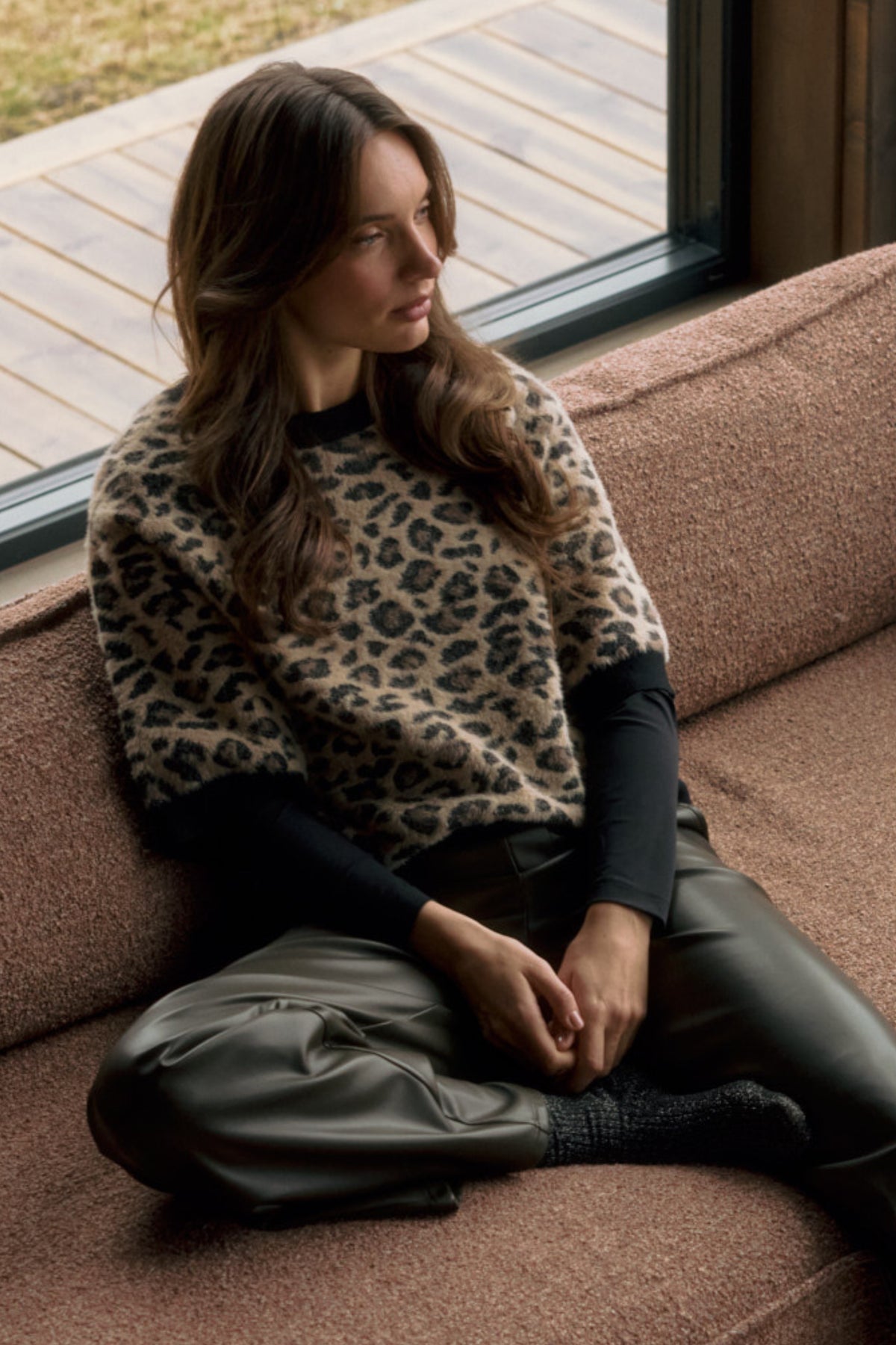 Lichtblauwe Lady Day Top Lucia in meerdere kleuren, casual stijl met ronde hals en lange mouwen, close-up van het ontwerp.