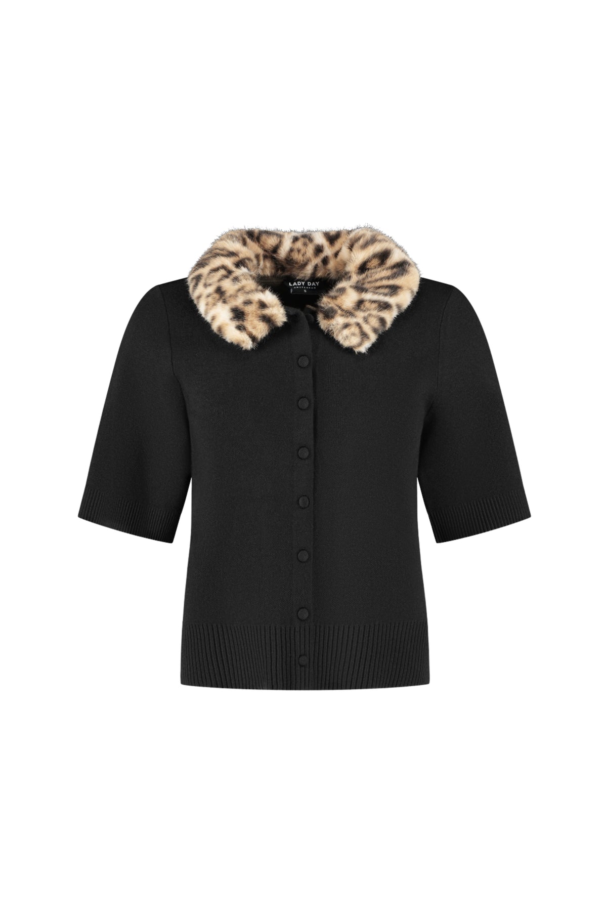 Zwart Lady Day top Marlot L29-601-3473 met ronde hals en korte mouwen, gedragen door een model, close-up van de voorkant