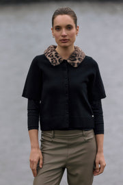 Zwart Lady Day Top Marlot L29-601-3473 met ronde hals en lange mouwen, gedragen door een model.
