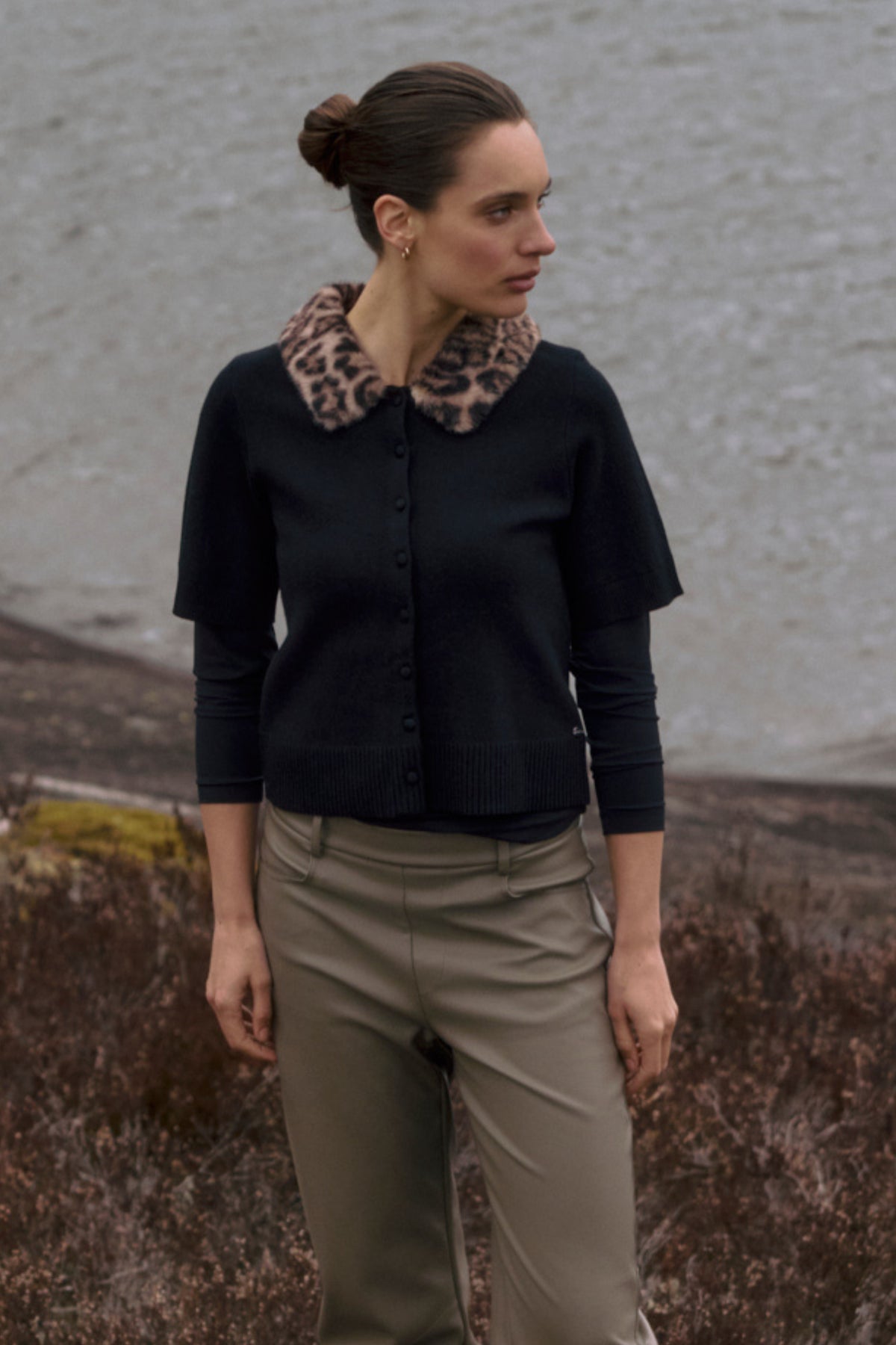 Zwart top van Lady Day, model Marlot L29-601-3473, zichtbaar in close-up met details van de stof en pasvorm.