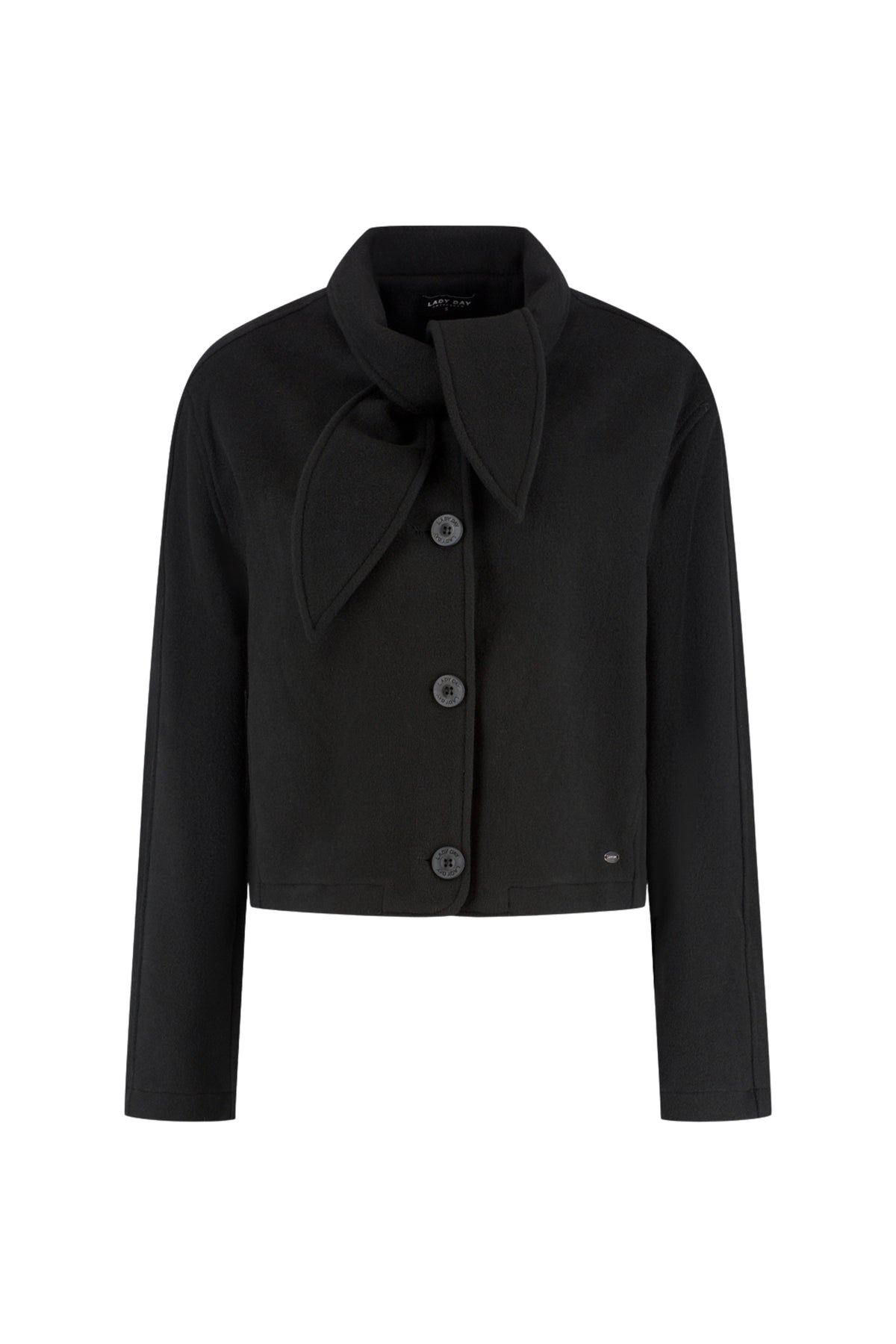 Zwarte Lady Day jas model Arden L49-301-3445 met knopen en zakken, gedragen door een persoon.