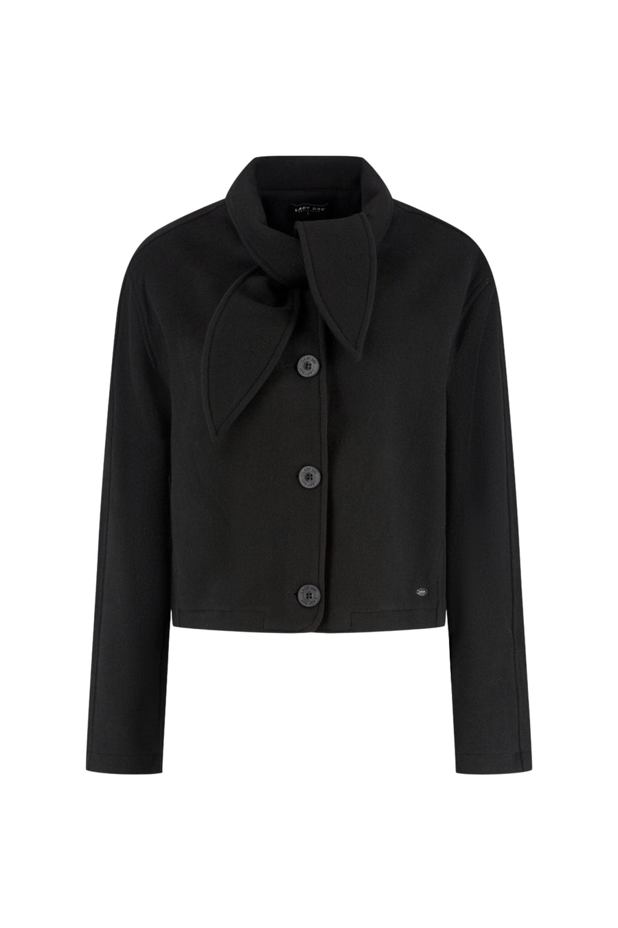 Zwarte Lady Day jas model Arden L49-301-3445 met knopen en zakken, gedragen door een persoon.