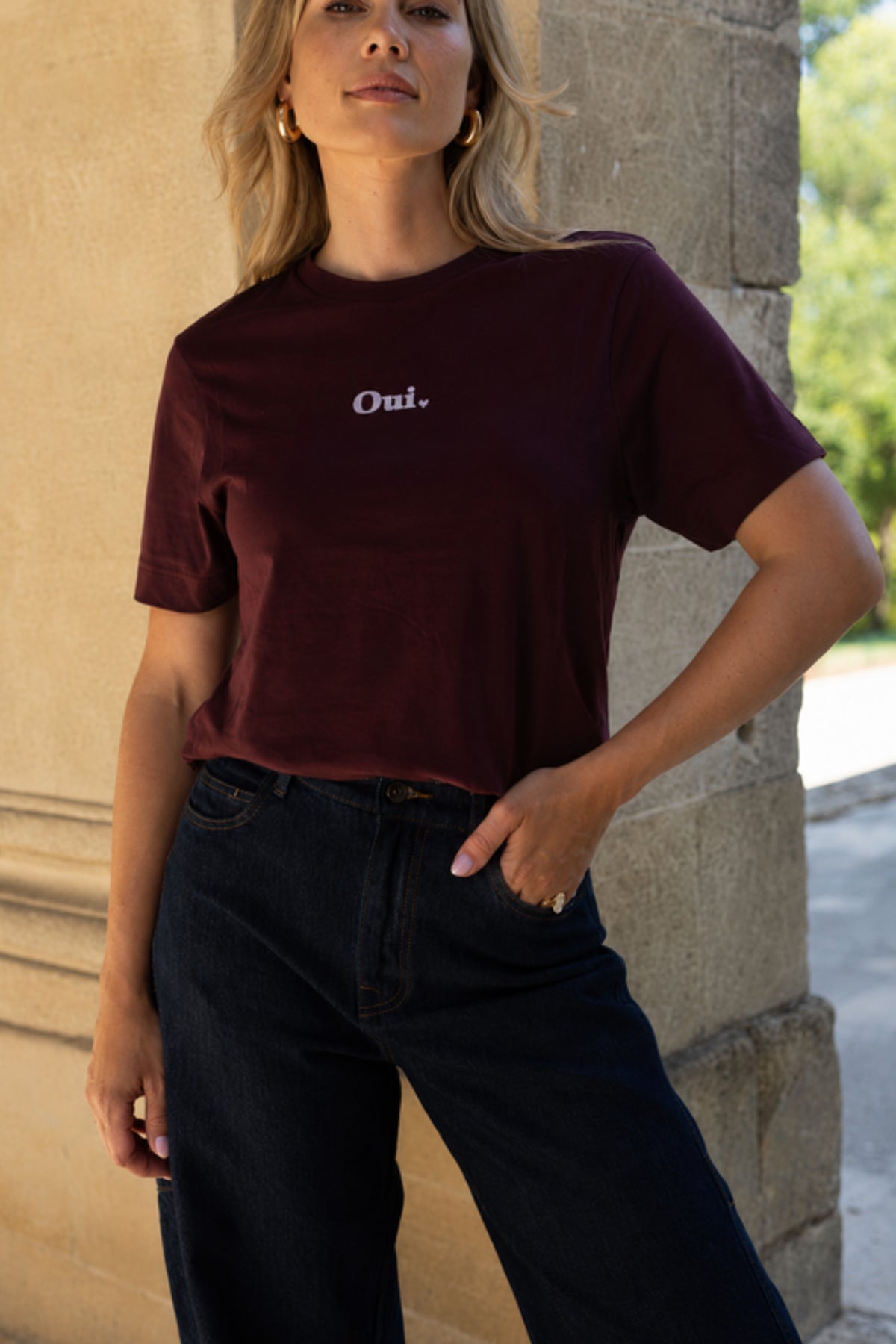 Elvira Casuals T-shirt Oui Merlot, casual wijnrode top met korte mouwen en ronde hals, gedragen door model.
