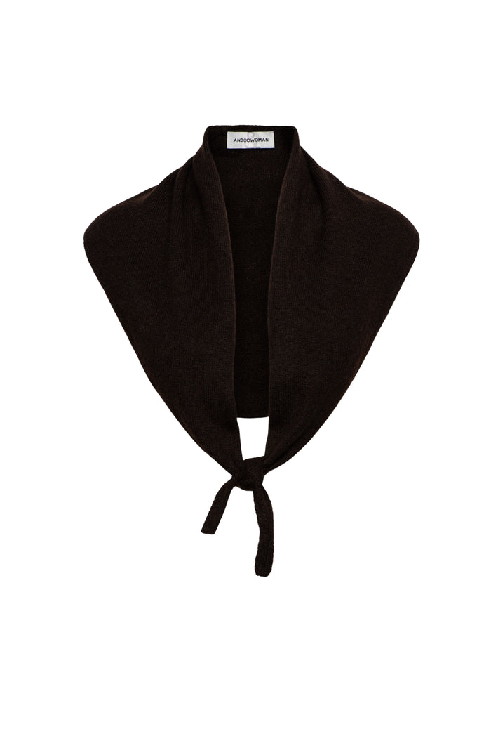 Donkere chocolade gekleurde sjaal Boukje van &Co woman, zachte textuur en stijlvolle accessoire voor dames.