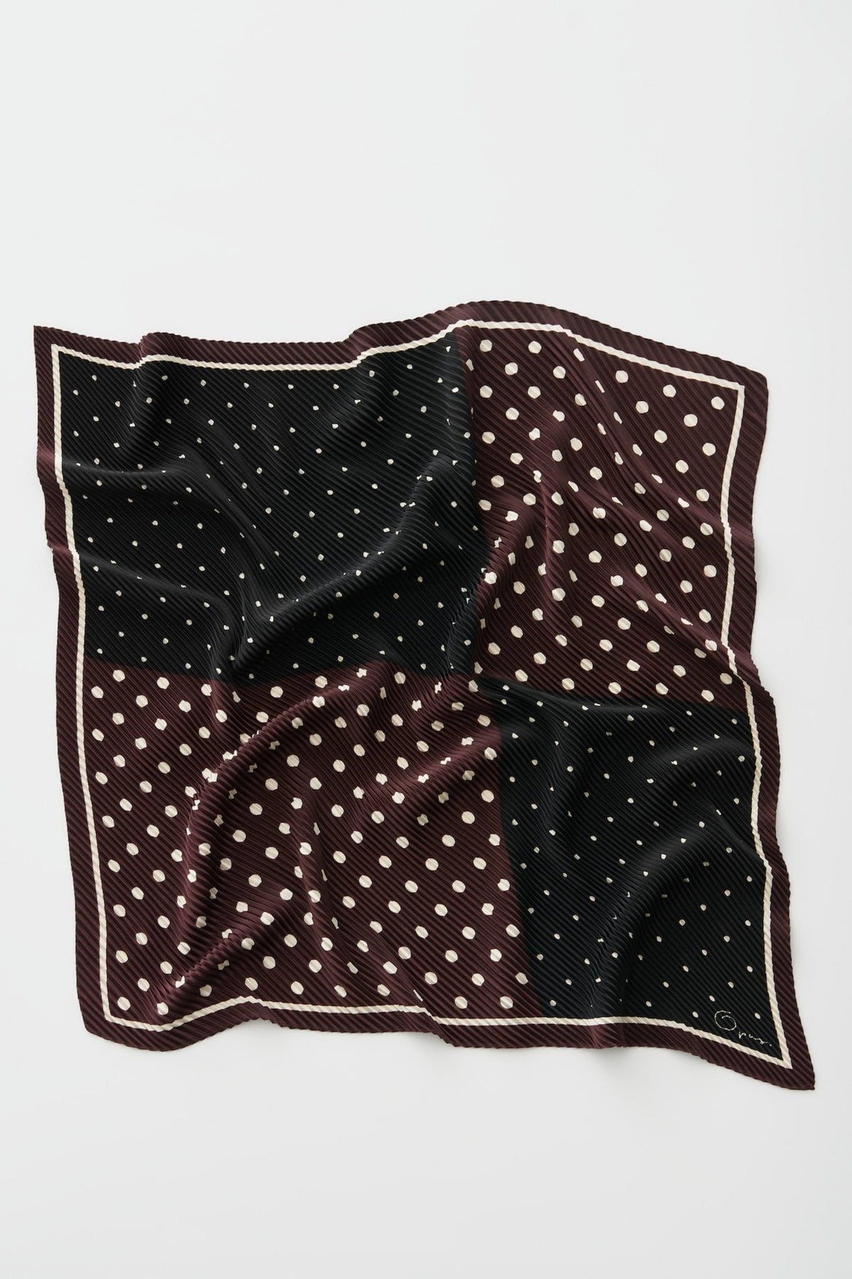 Sjaal Opus Arienna Cherry Jam met rood en wit patroon, zachte stof en stijlvolle uitstraling.