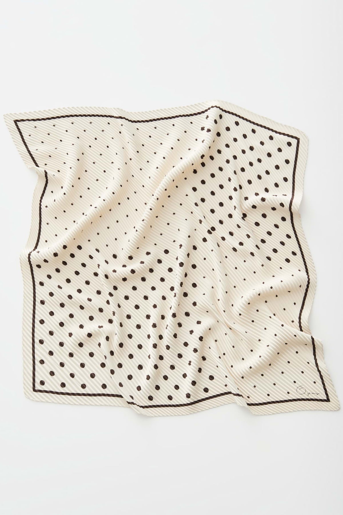 Lichte katoenen sjaal Arienna van Opus, zacht en ademend, met een subtiele textuur en delicate kleuren, gedragen door een model.