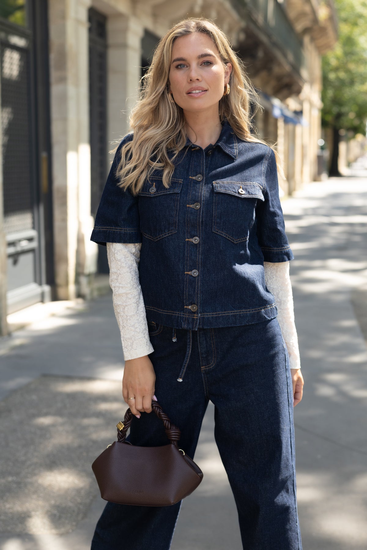 Donkere denim broek Deluna Nightfall van Elvira Casuals met rechte snit en casual pasvorm, zichtbaar op model.