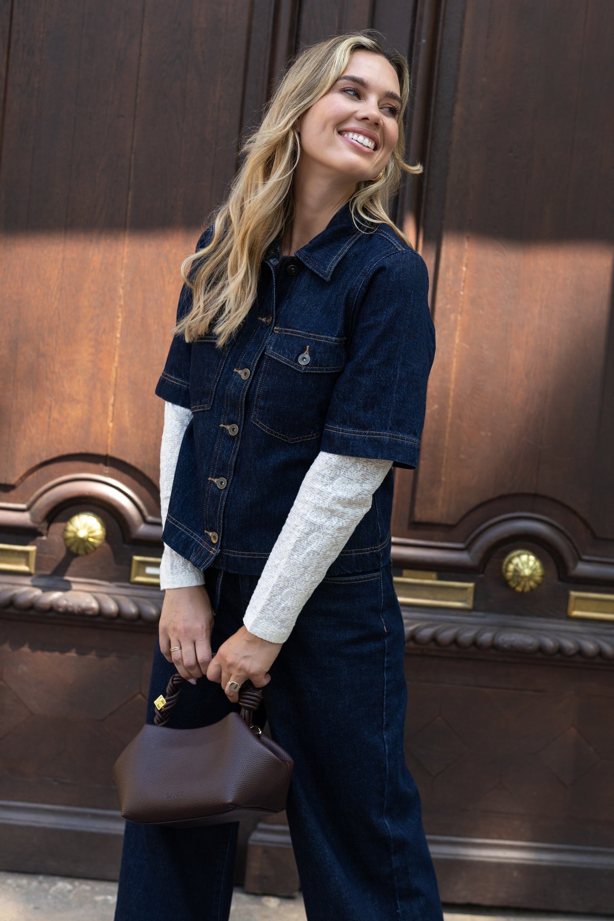 Donkere denim broek van Elvira Casuals, Deluna Nightfall style, met casual pasvorm en stijlvolle details, zichtbaar in de afbeelding.