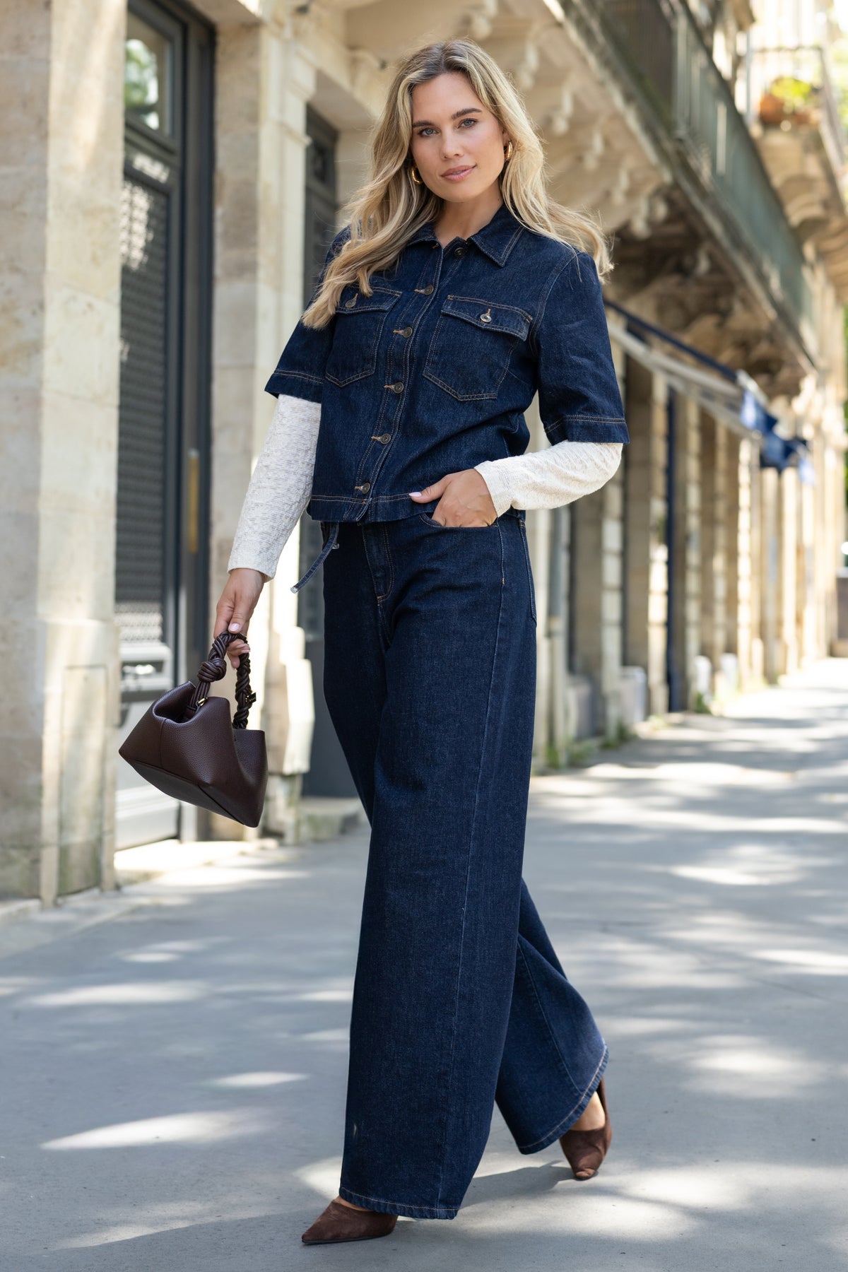 Donkerblauwe denim top van Elvira Casuals, Deluna Nightfall stijl, met ronde hals en korte mouwen, casual en trendy uitstraling