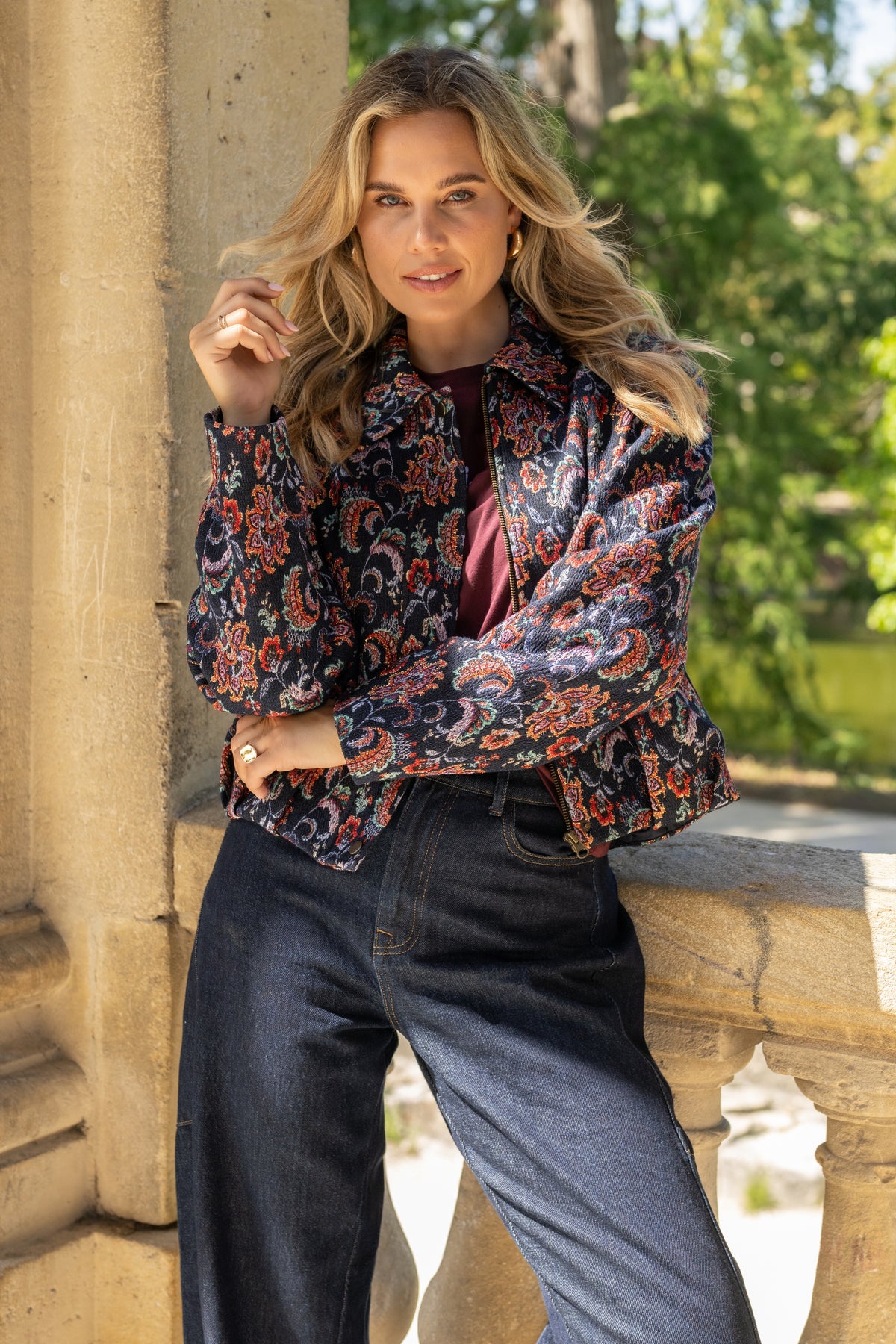 Donkerblauwe jas Lily Nightfall Tale van Elvira Casuals met rits en capuchon, gedragen door model.