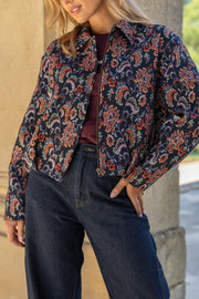 Lily Nightfall Tale jas van Elvira Casuals, donkerblauwe winterjas met capuchon en rits, gedragen door model, close-up op de afbeelding