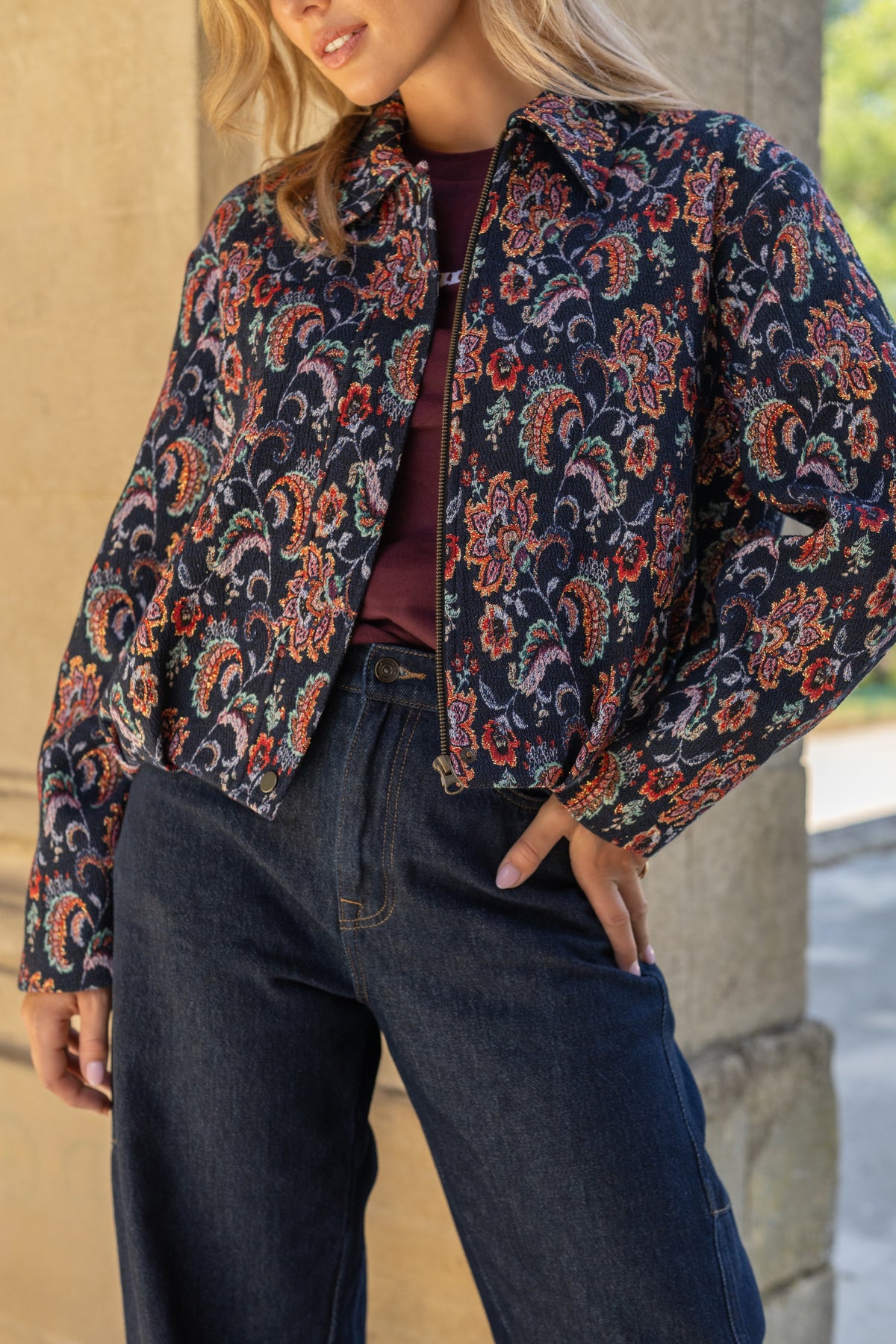 Lily Nightfall Tale jas van Elvira Casuals, donkerblauwe winterjas met capuchon en rits, gedragen door model, close-up op de afbeelding