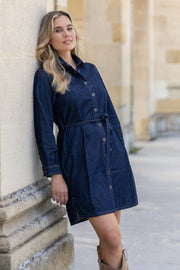 Donkerblauwe denim jurk van Elvira Casuals met lange mouwen en knoopsluiting, gedragen door een model in een winkelomgeving