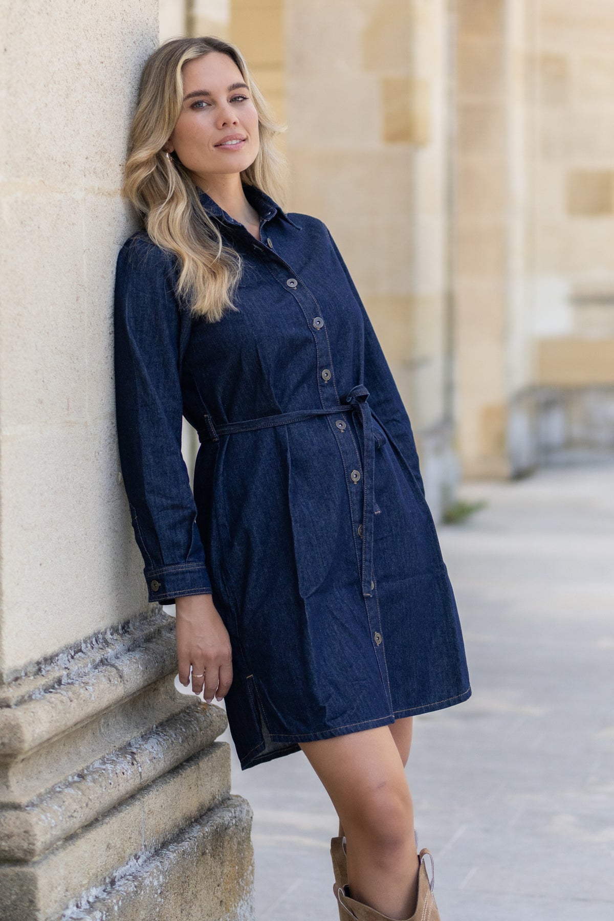 Donkerblauwe denim jurk van Elvira Casuals met lange mouwen en knoopsluiting, gedragen door een model in een winkelomgeving