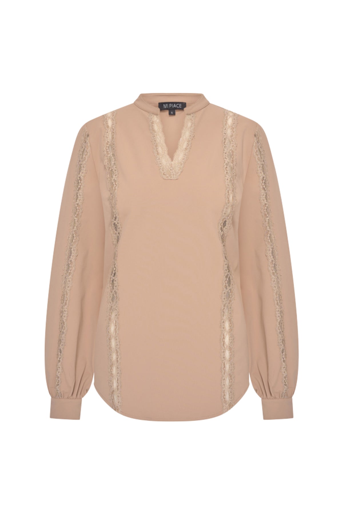 Lichtgewicht Travel Top Lace Portabella van Mi Piace, met kanten details en comfortabele pasvorm, gedragen door een model.