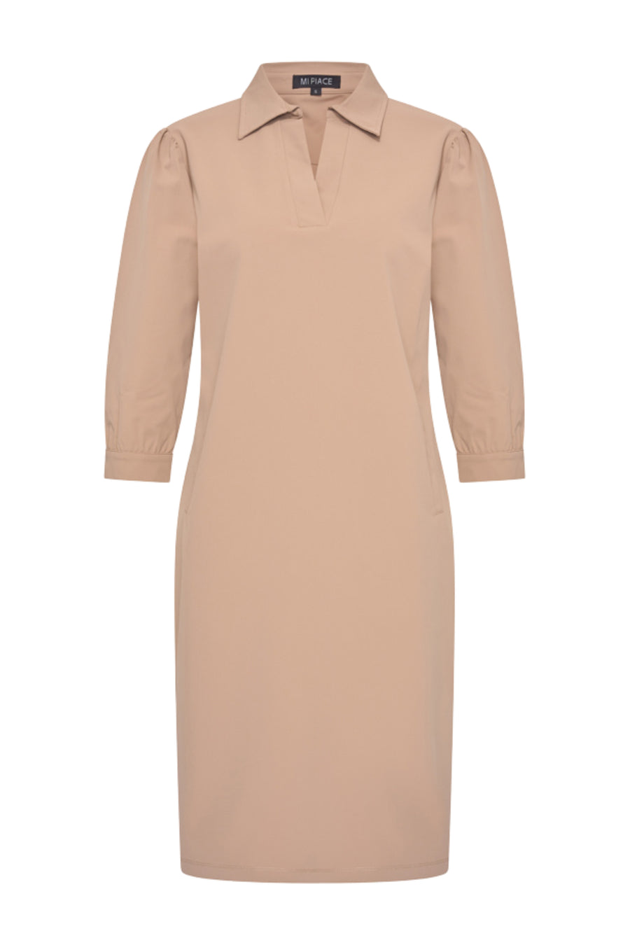 Polo Travel Jurk Portabella van Mi Piace, casual damesjurk met korte mouwen en elegante pasvorm, in lichtbruine kleur.