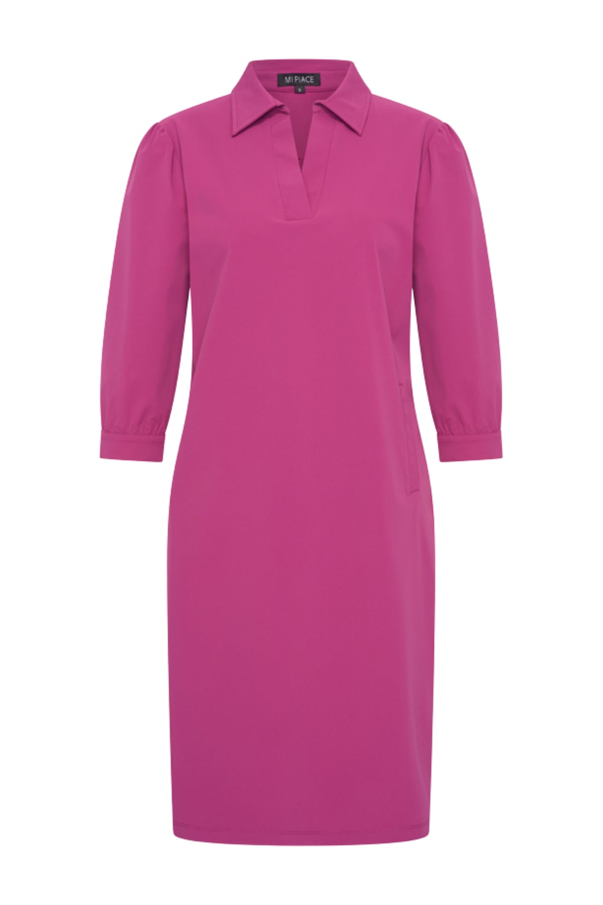 Magenta paarse travel jurk van Mi Piace met polo kraag en korte mouwen, perfect voor comfort en stijl.