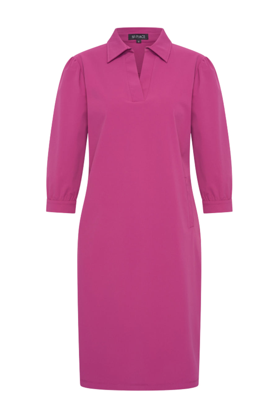Magenta paarse travel jurk van Mi Piace met polo kraag en korte mouwen, perfect voor comfort en stijl.