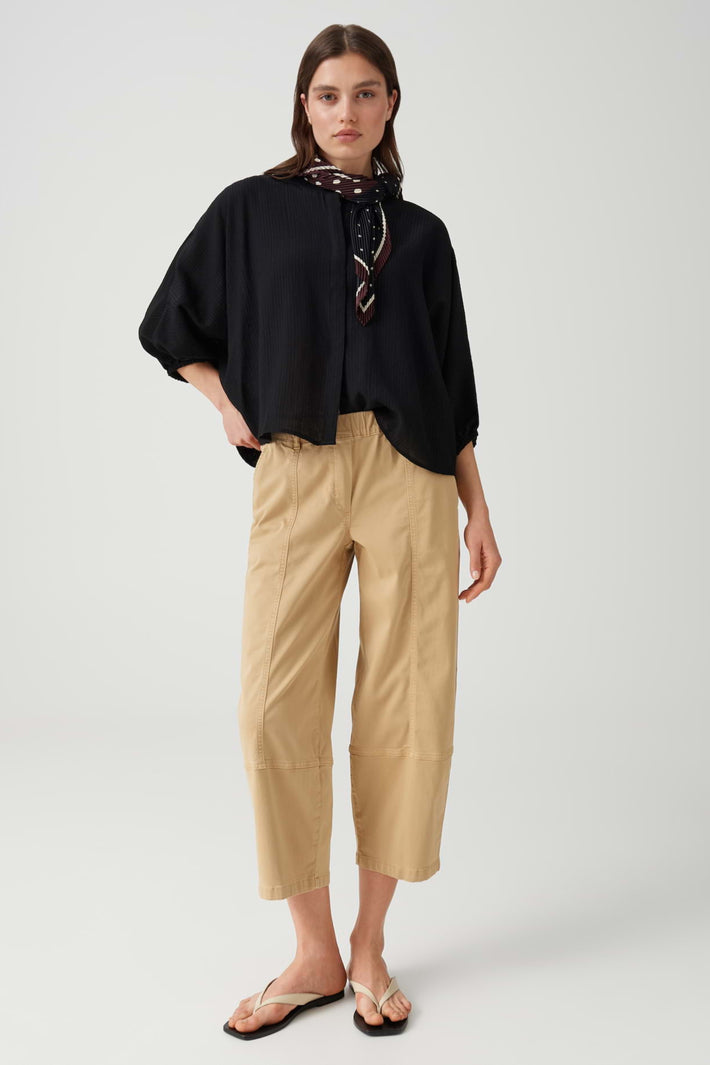 Lichte beige broek van Opus Myha Edit met een rechte pasvorm, gedragen door een model op een neutrale achtergrond.