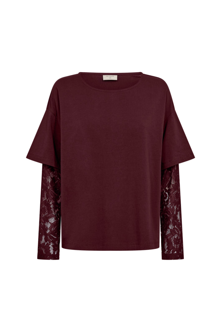Vrijetijdst-shirt van Freequent, Fqchico Port Royale met korte mouwen en grafisch ontwerp, gedragen door een model.