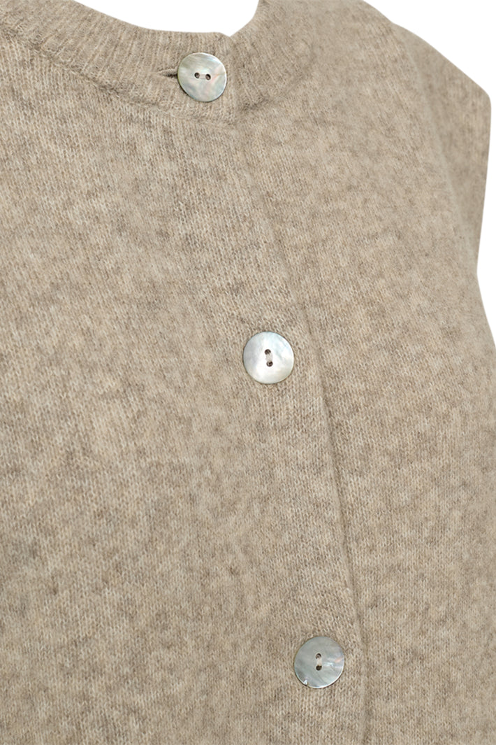 Zilverkleurige Fqalpa Silver Mink Melange vest van Freequent, close-up van de zachte stof en rechte pasvorm.