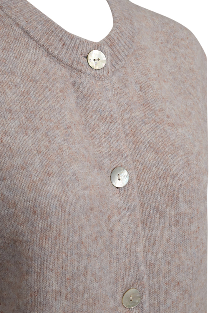 Lichte mauve vest van Freequent met melangetextuur en losse pasvorm, gedragen door een model op een neutrale achtergrond.