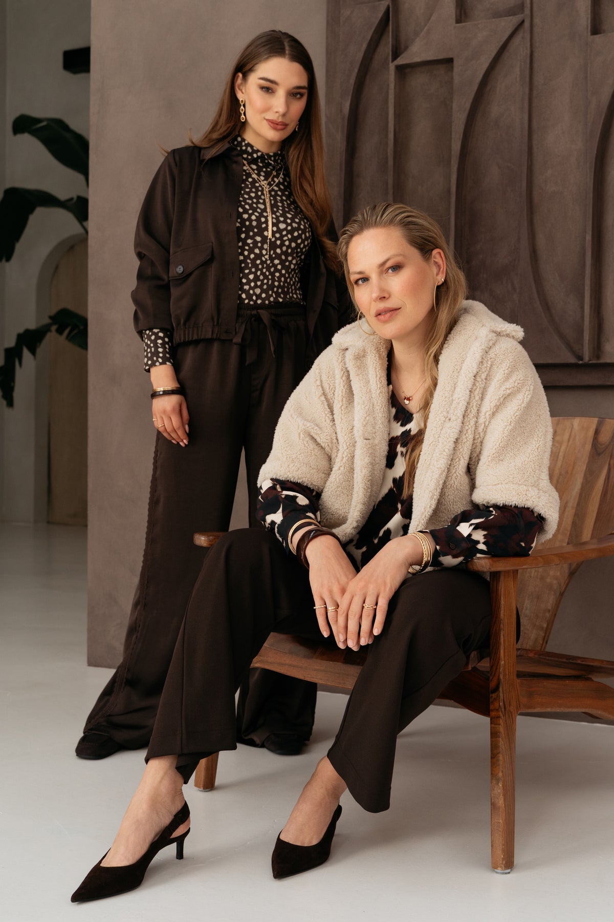 Donkere chocolade bruine blouse Anja Bambi van &Co woman met ronde hals en lange mouwen, zichtbaar in de afbeelding.
