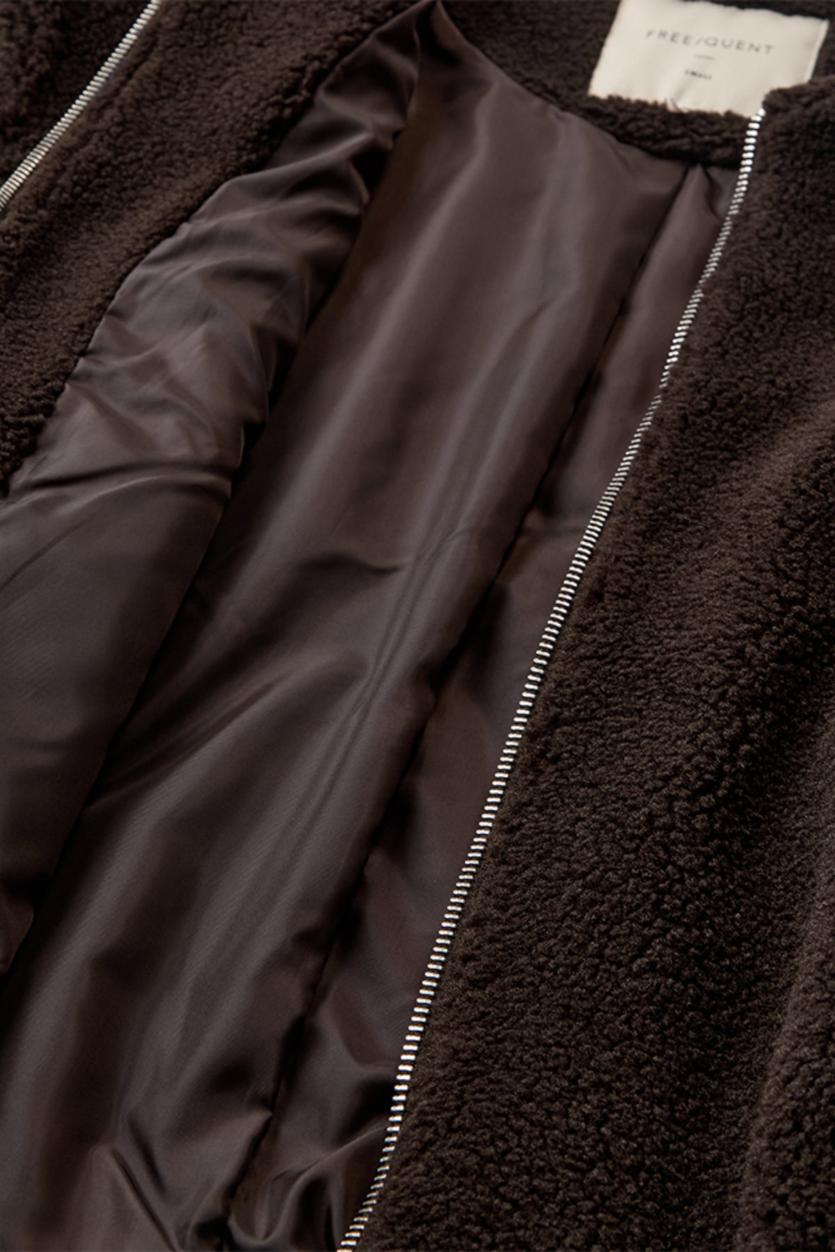 Lichte Freequent Fqteddy Mole jas voor dames, met capuchon en rits, geschikt voor herfst en winter.