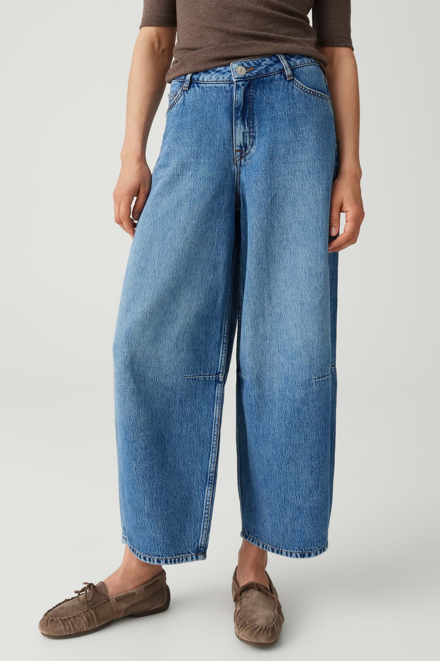 Lolah Paris mid blue broek van Opus, casual damesmodel met rechte pasvorm en taille L28, zichtbaar in de afbeelding.