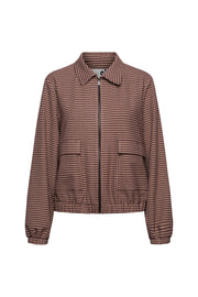 Lichte damesjas Ceylin Check Sand Multi van &Co woman, met patroon en knoopsluiting, gedragen door een model.