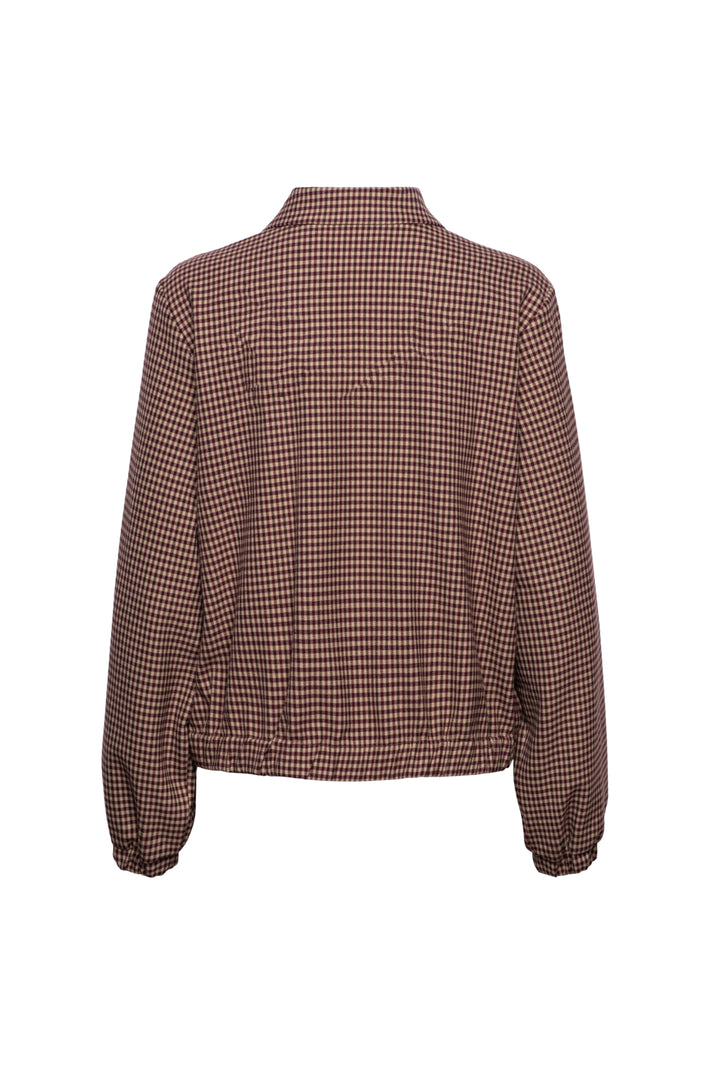 Lichtgewicht jas Ceylin Check Sand Multi van &Co woman, met ruitpatroon en comfortabele pasvorm, gedragen door een model.