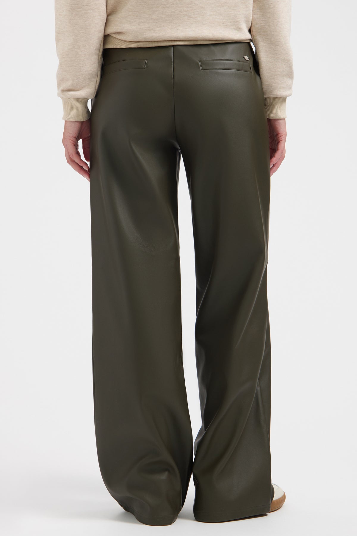 Laday Day Chelsea broek in diep bosgroen, comfortabele pasvorm en stijlvolle uitstraling, zichtbaar in de afbeelding.