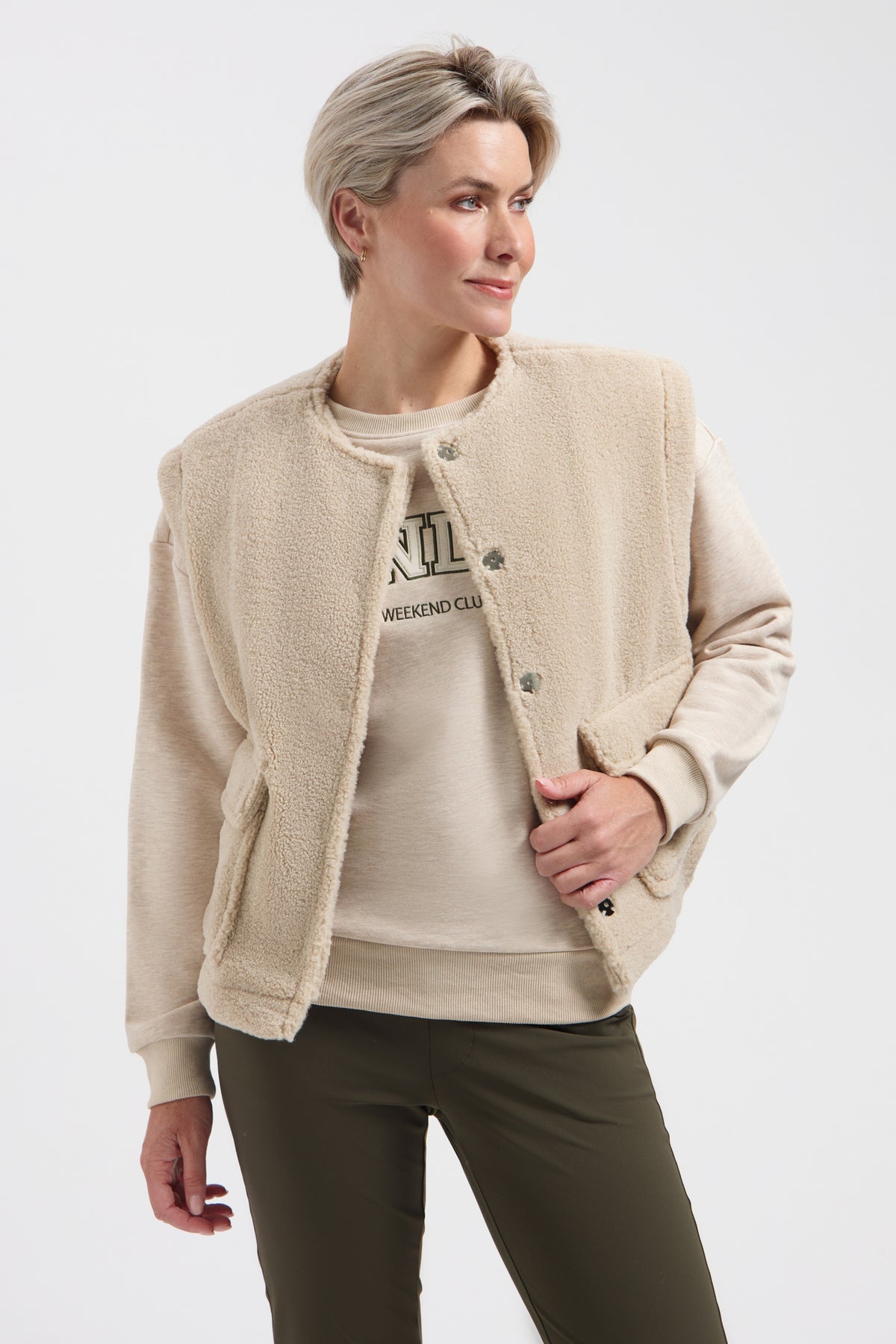 Lichtgeel Lady Day Gilet Curly Light Pepper L49-101-3462 met textuur en knopen, gedragen door een model.