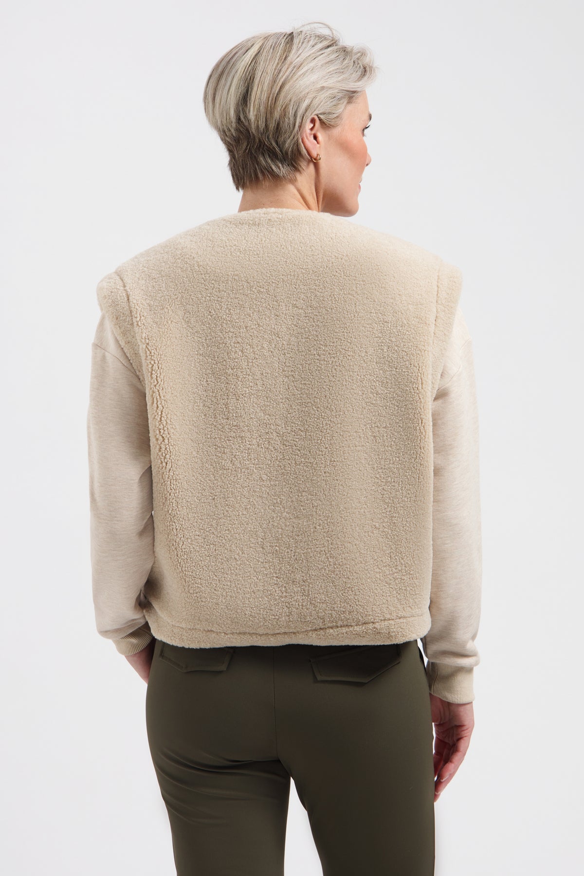Lady Day Gilet Curly Light Pepper, lichtgewicht damesgilet met krullend patroon en comfortabele pasvorm, close-up foto.