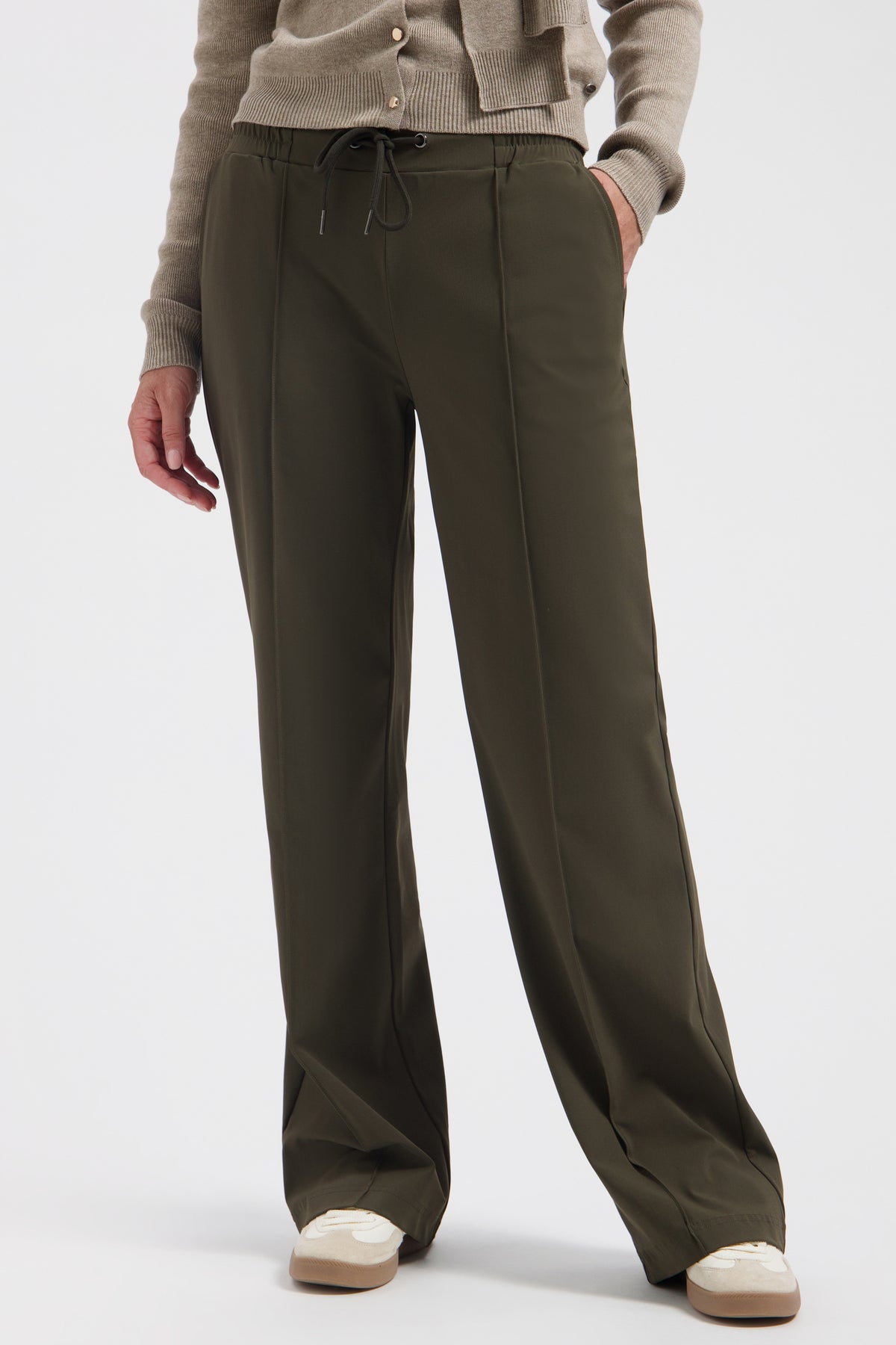 Lady Day reisbroek Chicago Deep Forest met comfortabele pasvorm en diepe groentint, zichtbaar in de afbeelding.