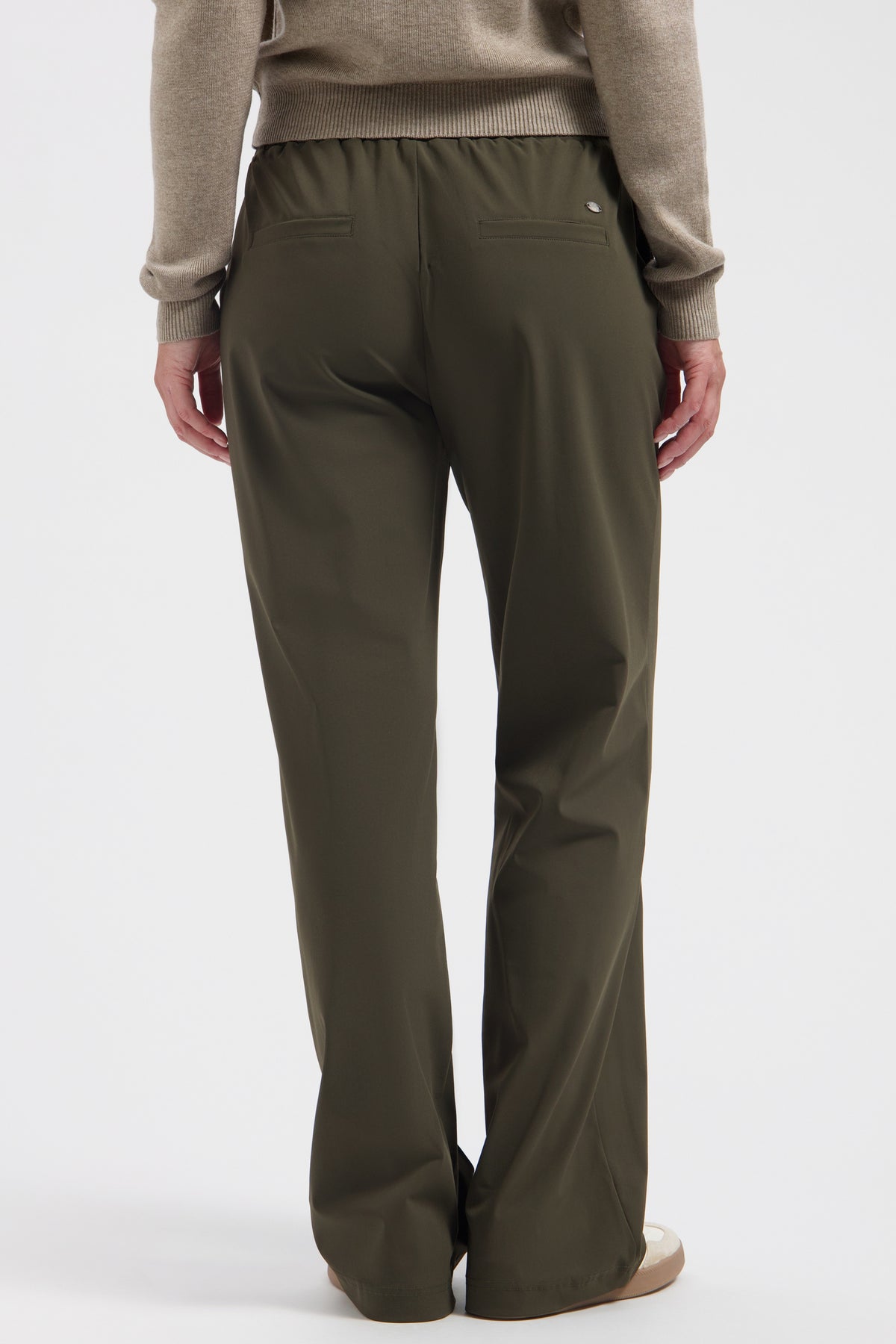 Lady Day travel broek Chicago Deep Forest met comfortabele pasvorm en diepe bosgroene kleur, geschikt voor reizen en casual draagstijl.