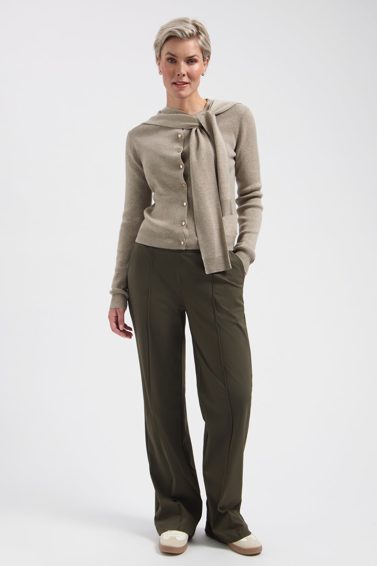 Reisbroek Lady Day Chicago Deep Forest met rechte snit en comfortabele pasvorm, zichtbaar in de afbeelding.