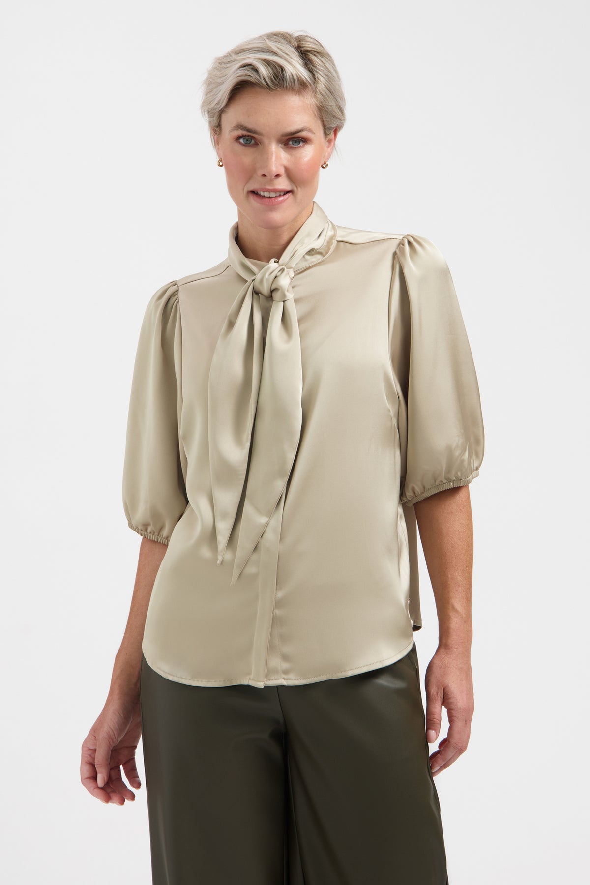 Lichte Lady Day blouse Rue Pepper L30-701-3458 met lange mouwen en kraag, gedragen door een model.