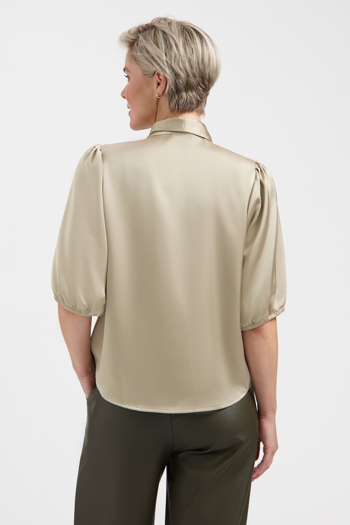 Lichte blauwe blouse van Lady Day met knoopsluiting en lange mouwen, model genaamd Veerle, op een lichte achtergrond.