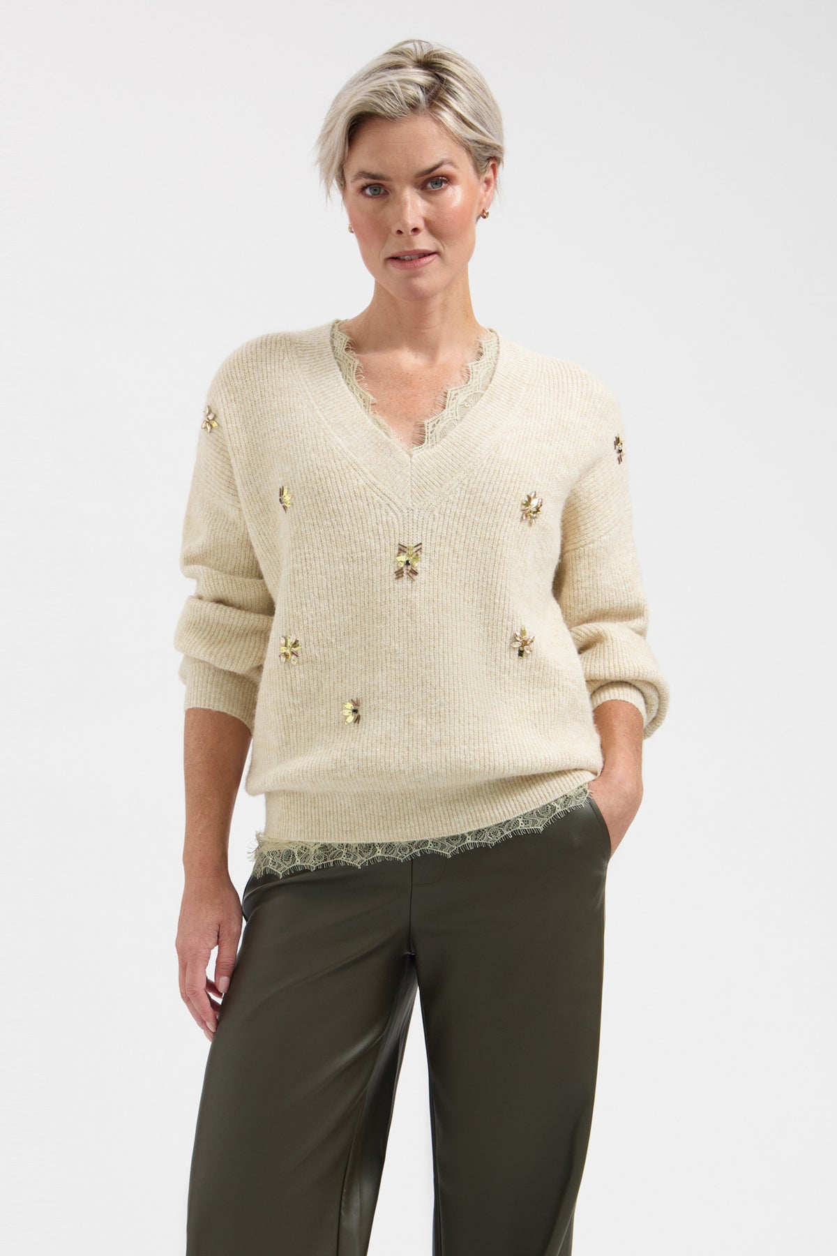 Lichtgrijze Lady Day Amira trui in pepper melange met ronde hals en lange mouwen, getoond op een mannequin.