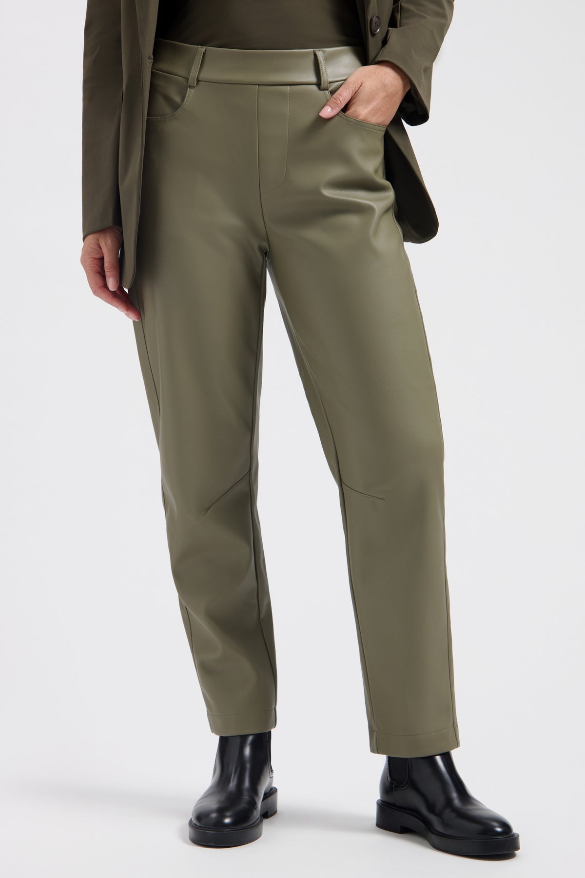 Lichte blauwe broek Idina Salie van Lady Day, getailleerd model met elastische tailleband en comfortabele pasvorm.